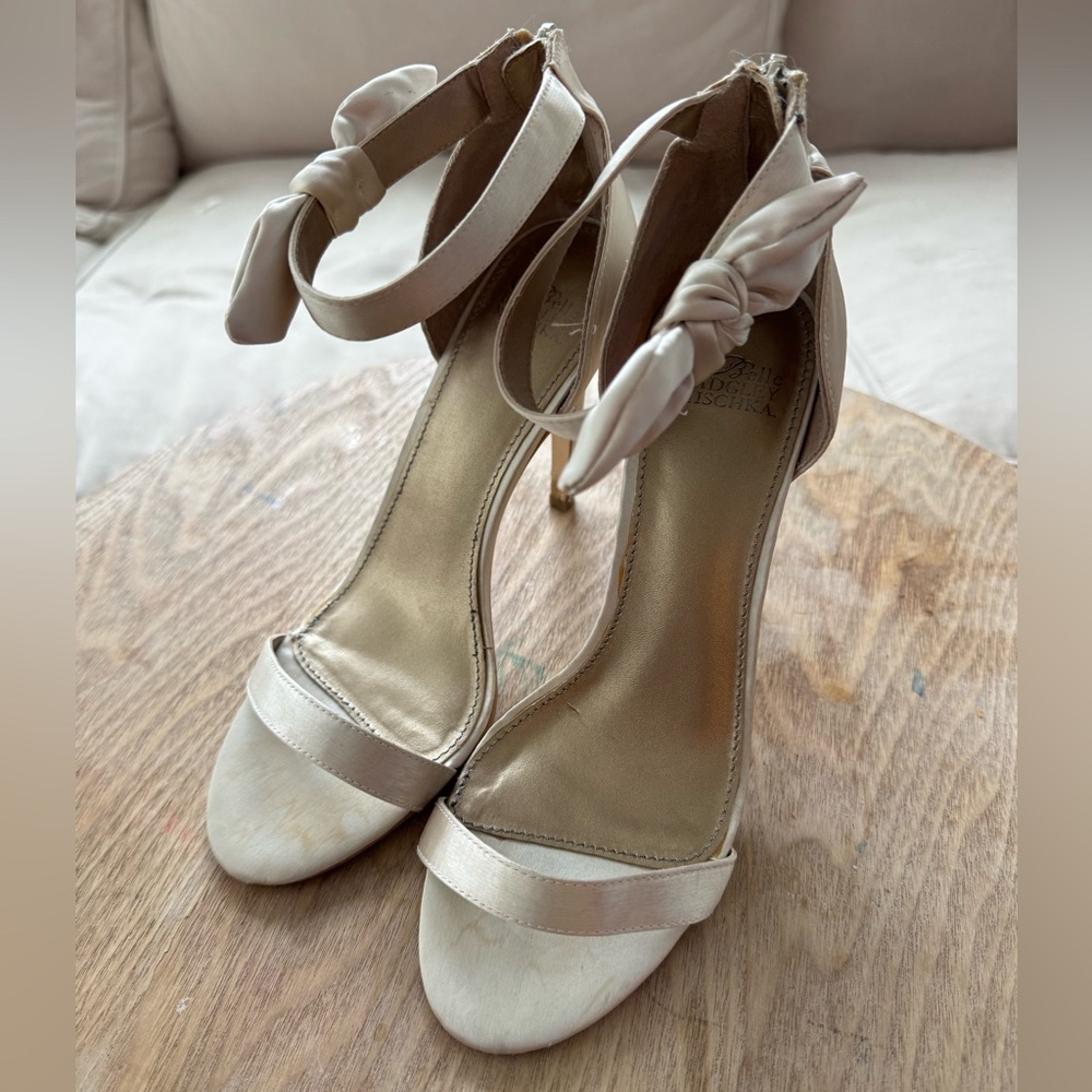 BADGLEY MISCHKA Satin Isabel Pump Champagne Size 7